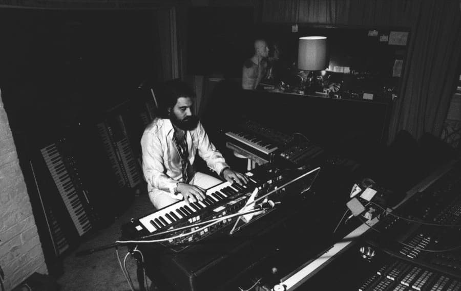 https://blog-dev.landr.com/wp-content/uploads/2016/08/vangelis_900x569.jpg
